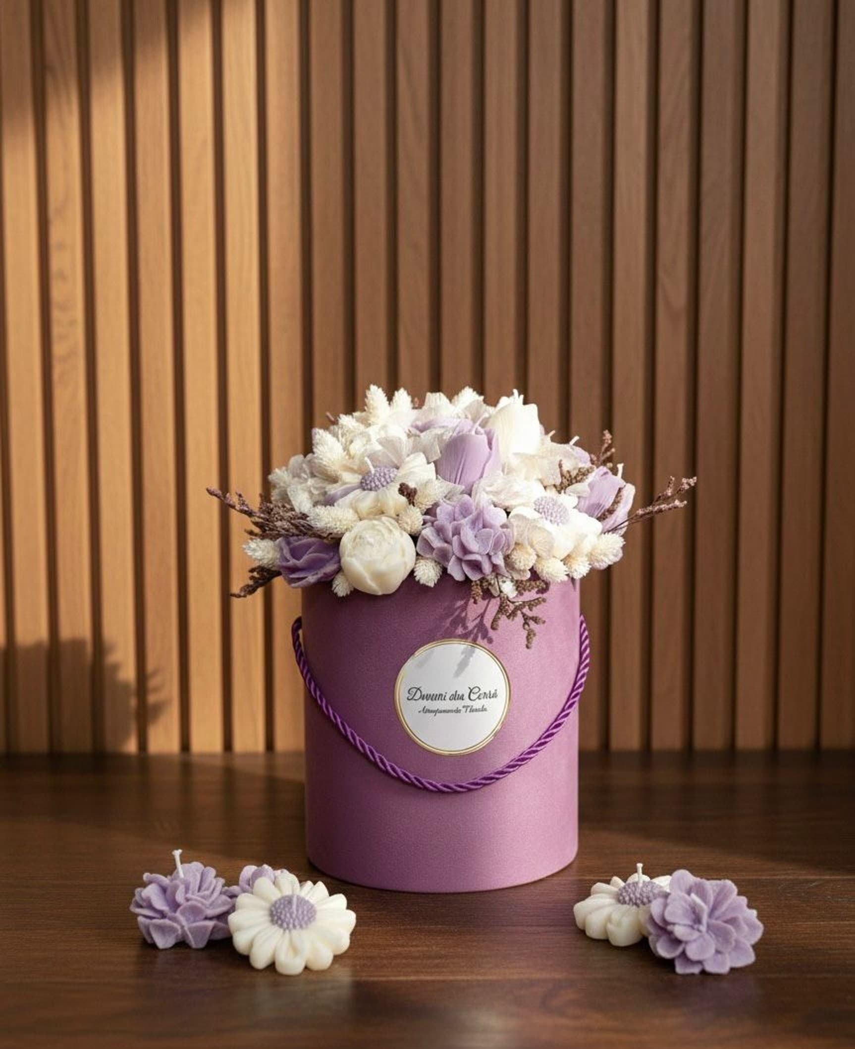 Aranjament floral din ceară — cutie mov cu lumânărele